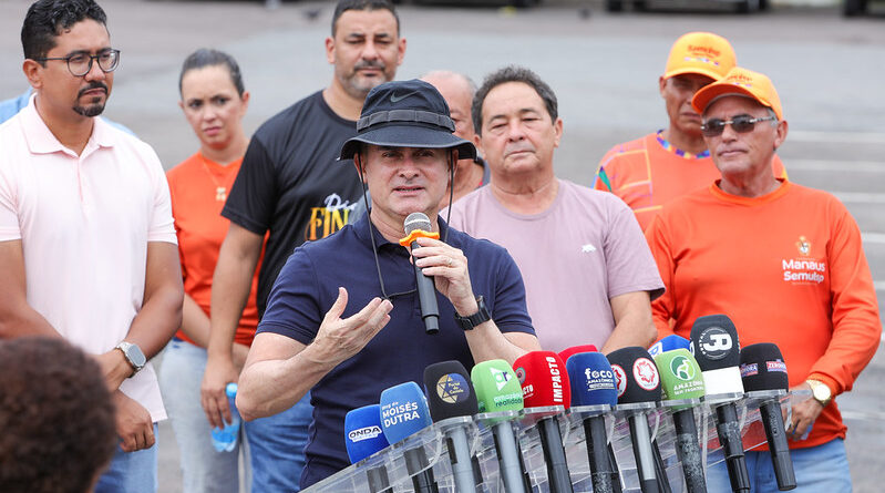 Prefeito David Almeida apresenta fábrica de vassouras ecológicas em operação na Semulsp como parte da política de economia circular de Manaus